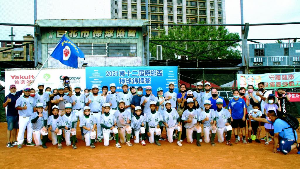 興福國中棒球隊冠軍合影
